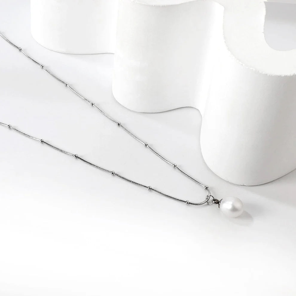 Luna Pearl – Classic White Pearl Pendant Necklace