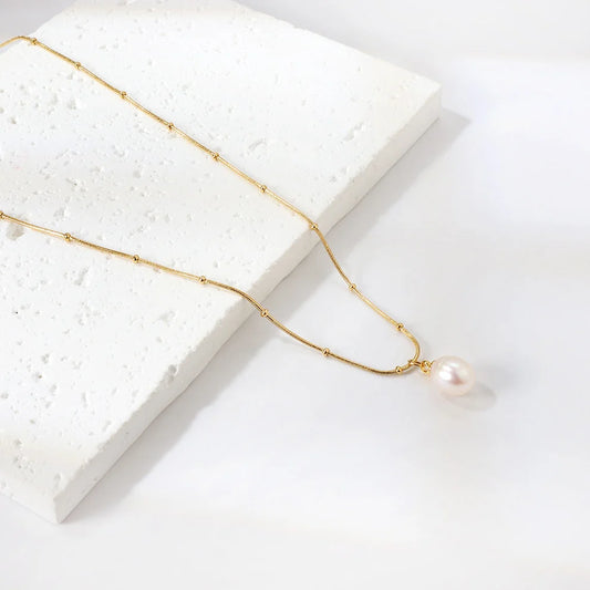 Luna Pearl – Classic White Pearl Pendant Necklace